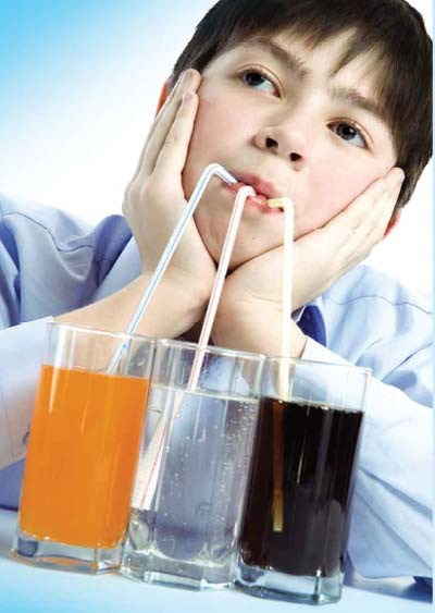 Trời càng nóng cho trẻ uống càng nhiều nước và các loại giải khát hoa quả thì càng tốt